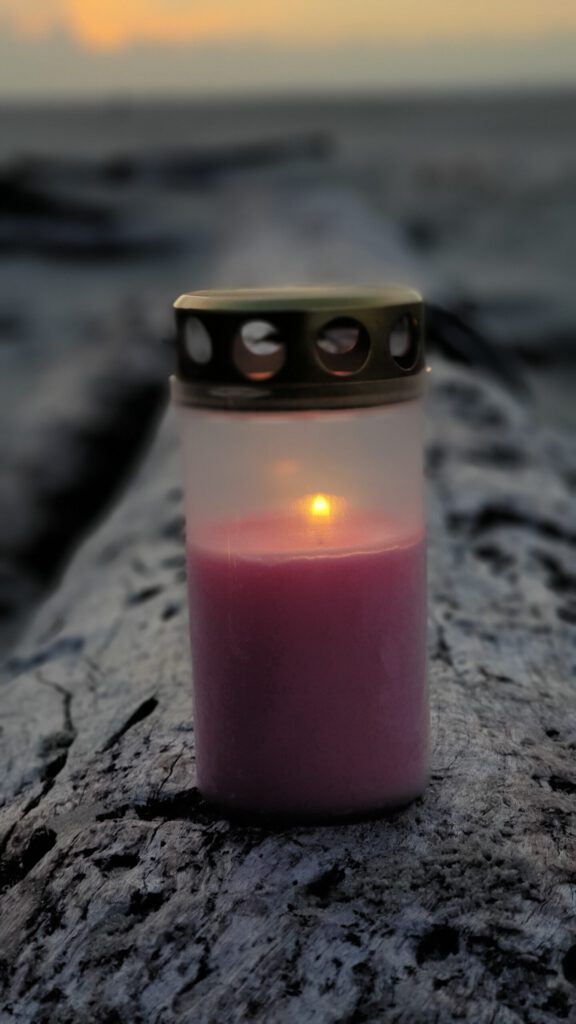 roze 50 uurs grafkaars bij avondzon